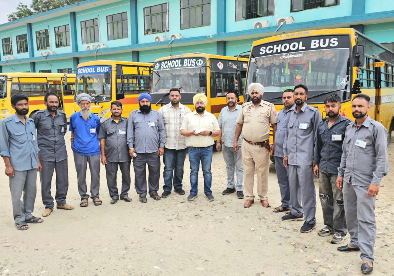 सुरक्षित स्कूल वाहन नीति के तहत 8 स्कूल बसों की चेकिंग